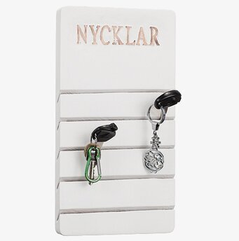 Nyckelhängare från Different Design med vitmålad träyta