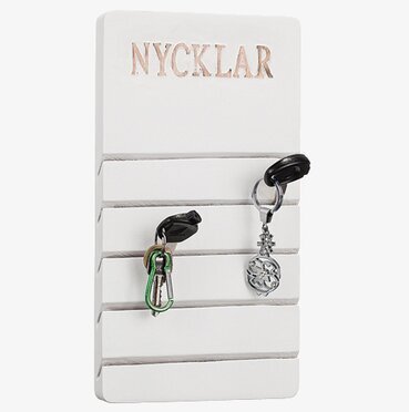 Nyckelhängare från Different Design med vitmålad träyta