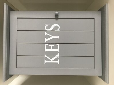 Nyckelskåp Keys från Weiste i grått med vita bokstäver