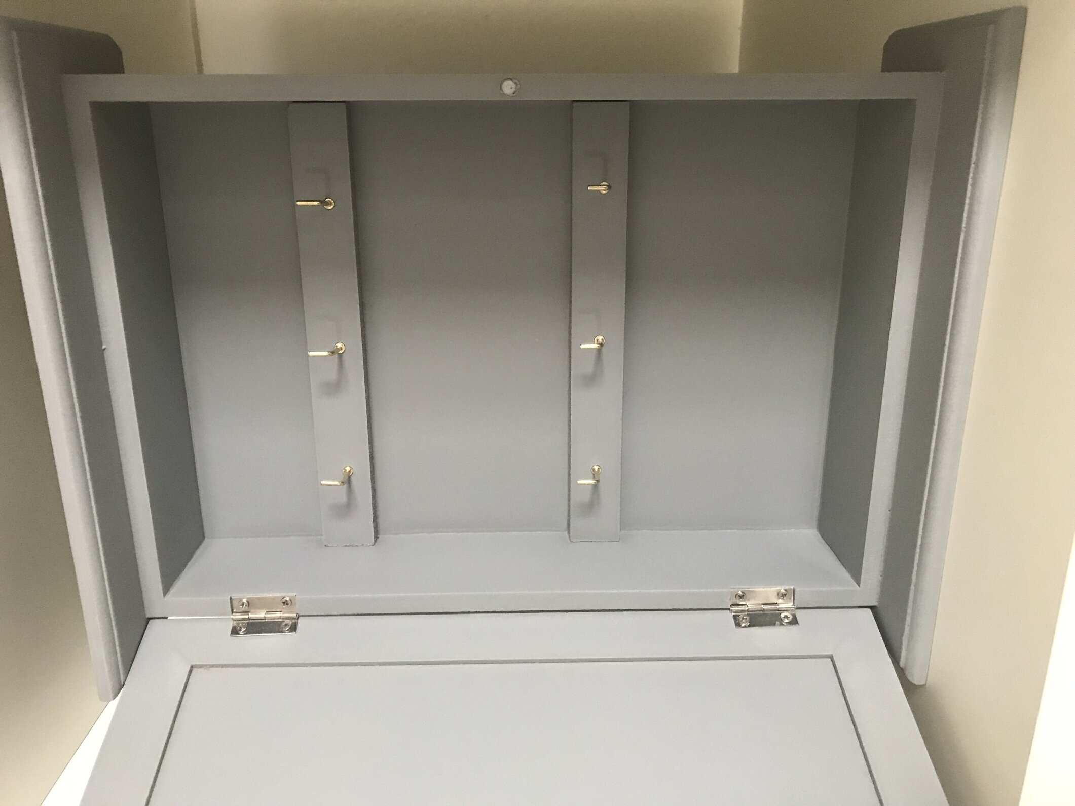 Nyckelskåp Keys från Weiste med flera förgyllda krokar