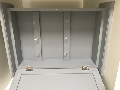 Nyckelskåp Keys från Weiste med flera förgyllda krokar