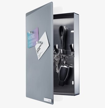 Velio Nyckelskåp Grå Small från Blomus med nycklar och kort