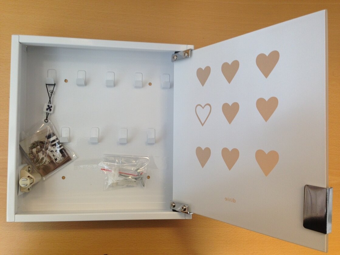 Nyckelskåp Hjärtlig Vit från Dixie på träyta med hjärtan