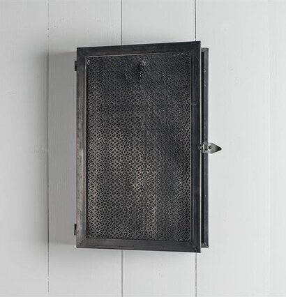 Nyckelskåp Rå/Svart Metall från Multi Agentur på ljus vägg