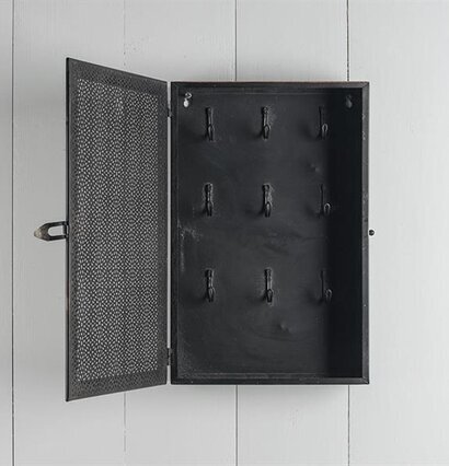 Nyckelskåp Rå/Svart Metall från Multi Agentur mot vit vägg