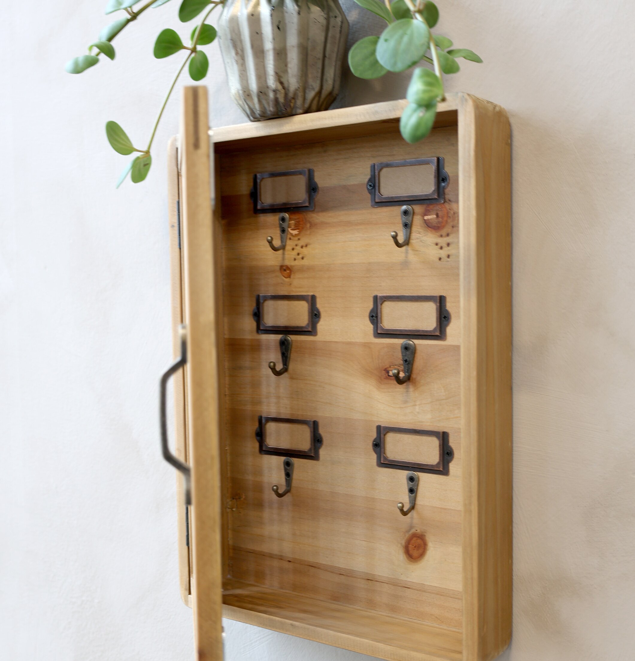 Nyckelskåp Fransk Flätad Rotting från Chic Antique på vägg