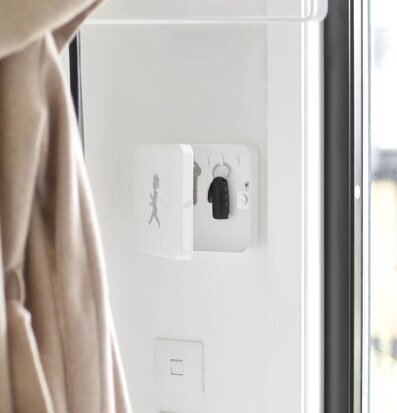 Nyckelskåp Vit från Solstickan monterat på vit vägg