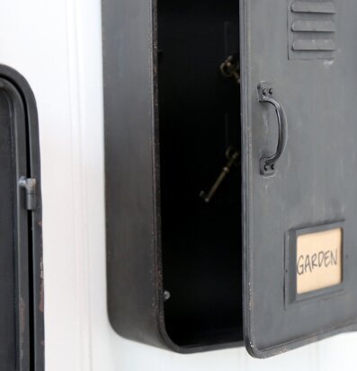 Nyckelskåp Factory Antikgrå från Chic Antique på vit vägg