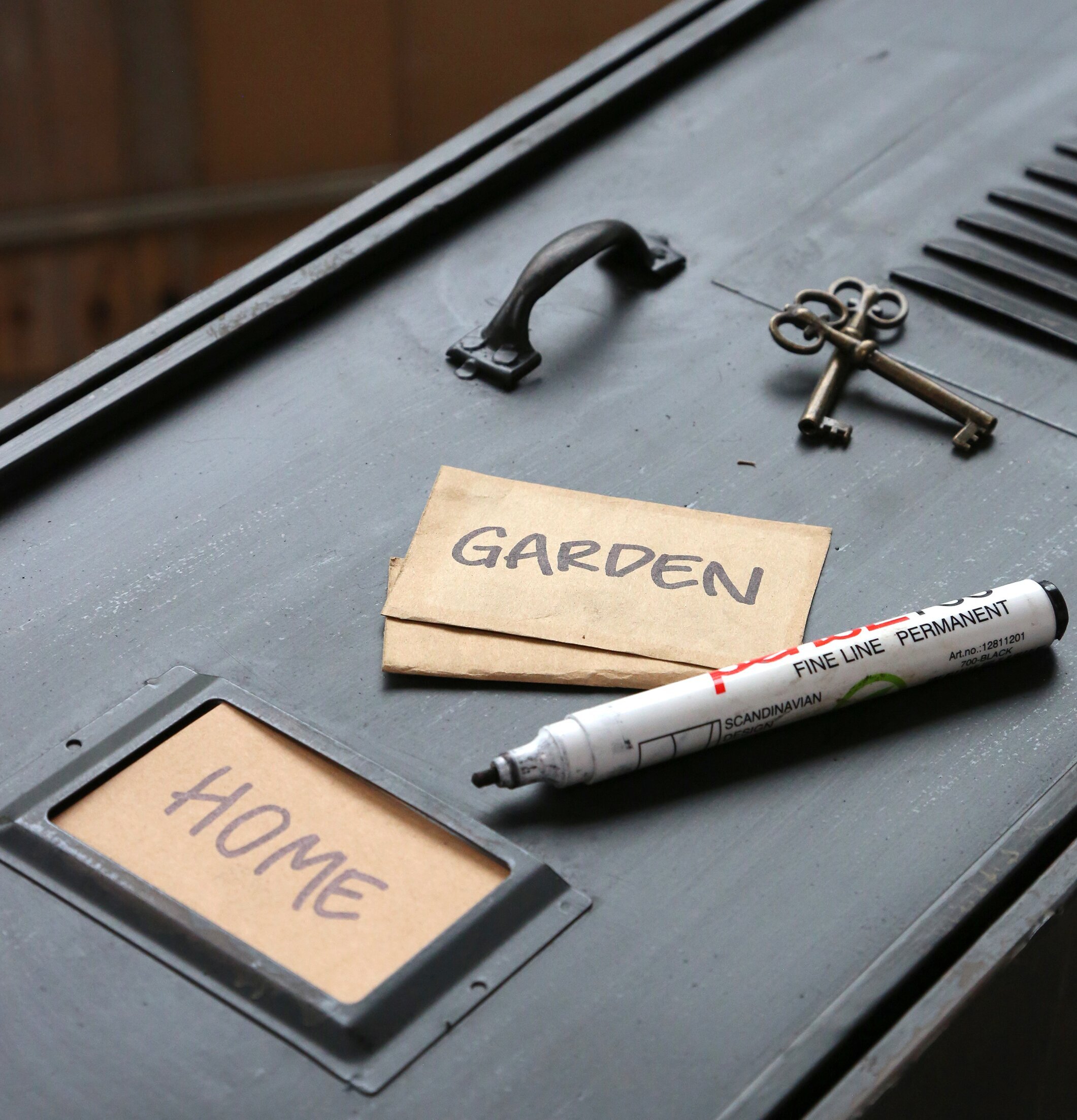 Nyckelskåp Factory Antikgrå från Chic Antique med etiketter