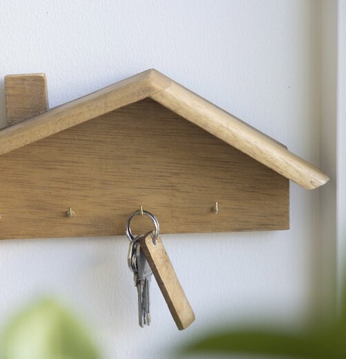 Hängare Hus Trä Ljusbrun från Different Design på vit vägg