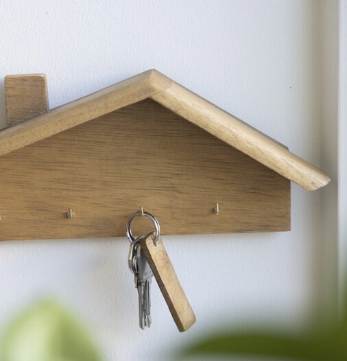 Hängare Hus Trä Ljusbrun från Different Design på vit vägg