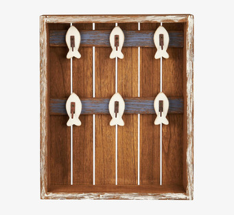 Foto av rustikt nyckelskåp med nautisk stil och fiskkrokar