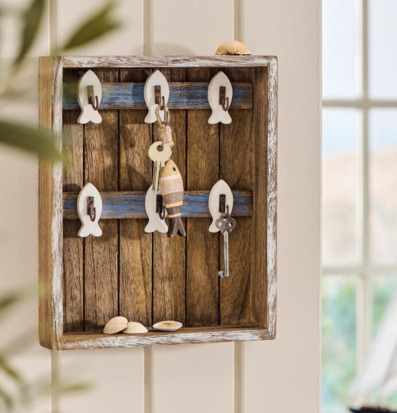 Bild av nautiskt nyckelskåp med fiskformade krokar