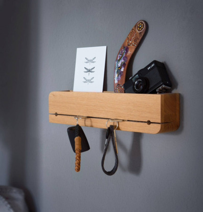 Foto av elegant nyckelhållare i oljad ek med dekorationer