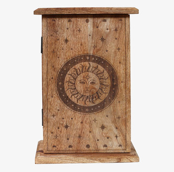 Bild på rustikt nyckelskåp i trä med sol- och stjärnmotiv