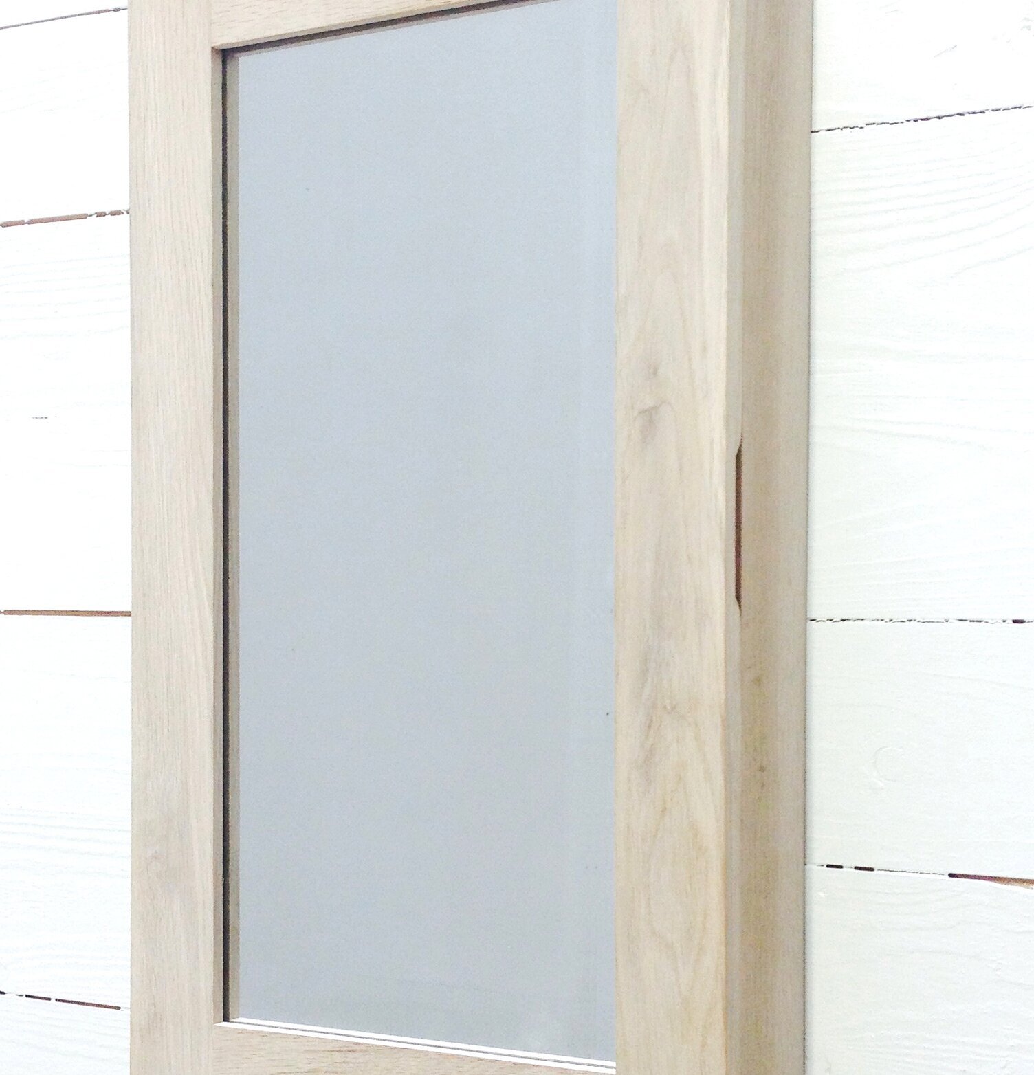 Nyckelskåp Village från Interstil i ljus trä med glasdörr