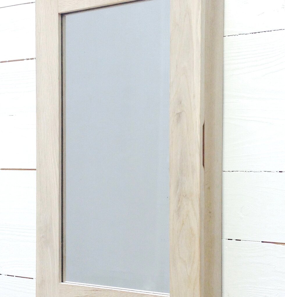 Nyckelskåp Village från Interstil i ljus trä med glasdörr