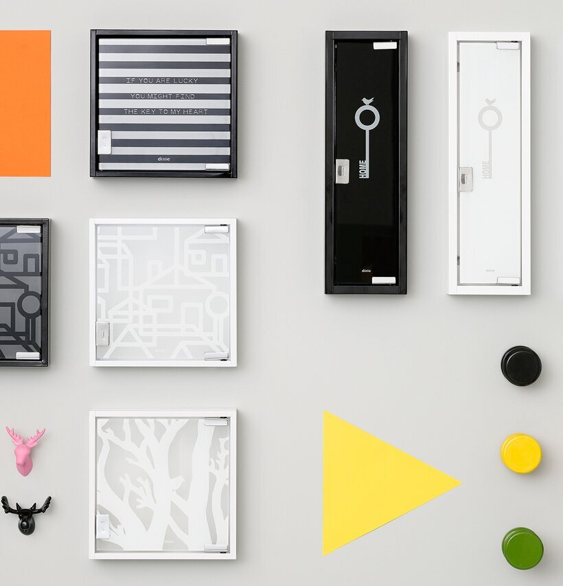 Nyckelskåp Home svart från Dixie med glasdörr och krokar